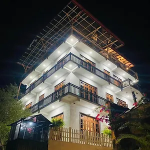 White House 3* Kandy